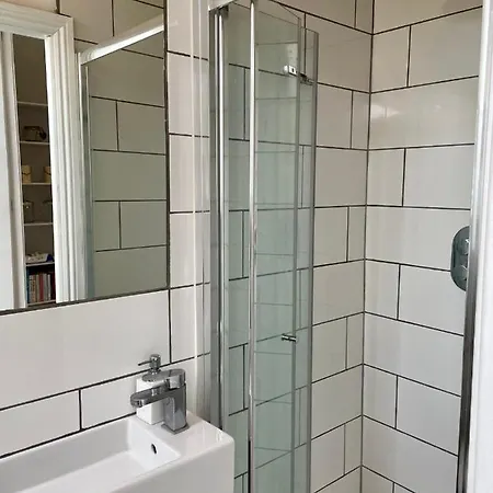 Grand & Graceful One Bed Flat In Clifton Village Apartment
