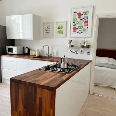 Grand & Graceful One Bed Flat In Clifton Village *