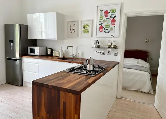 Grand & Graceful One Bed Flat In Clifton Village *